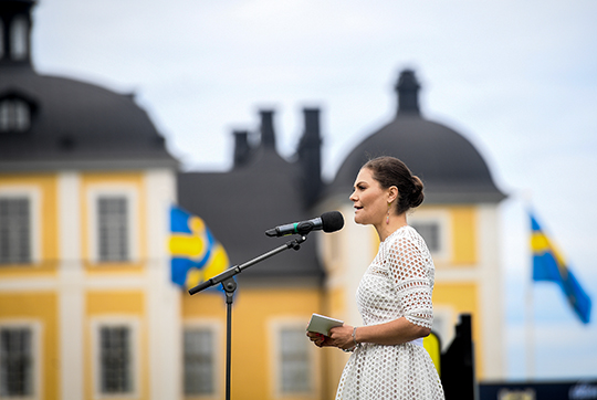 Kronprinsessan håller tal vid Strömsholms slott. 