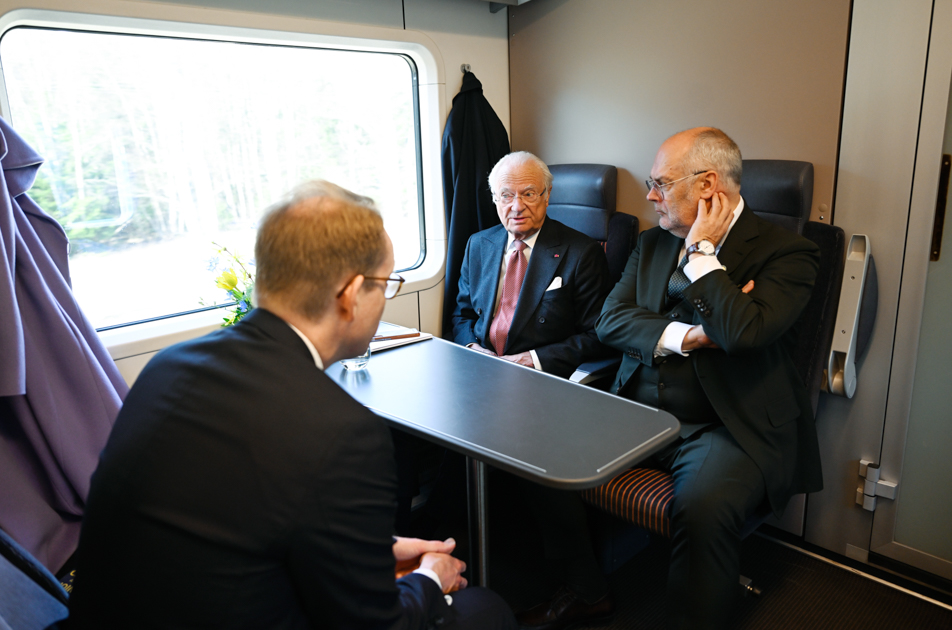 Kungen, president Karis och utrikesminister Billström under tågresan mot Tartu. 