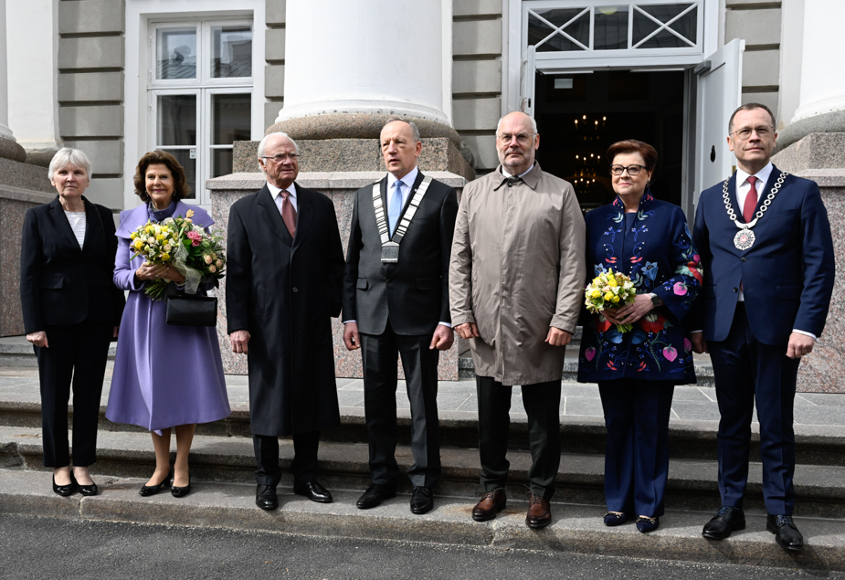 Kungaparet och presidentparet utanför universitet, tillsammans med rektor Toomas Asser och Tartus borgmästare Urmas Klaas.