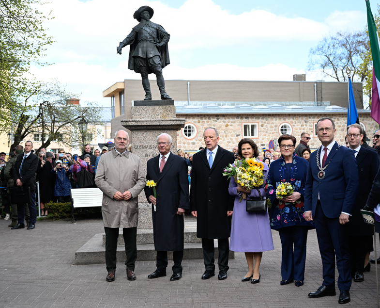 Kungaparet, presidentparet, utrikesminister Billström och Tartus borgmästare vid Gustav II Adolfs minnesmärke.