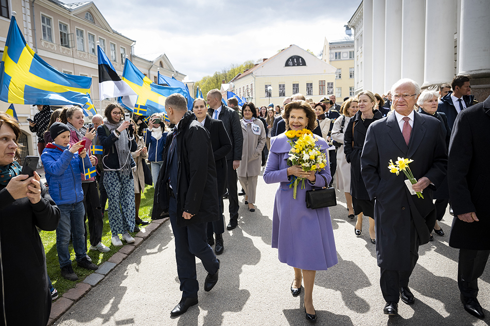 Kungaparet välkomnas till Tartu.