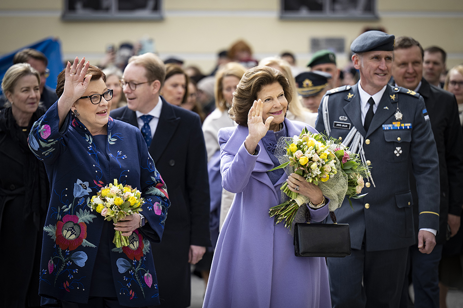 The Queen and Mrs Karis in Tartu. 