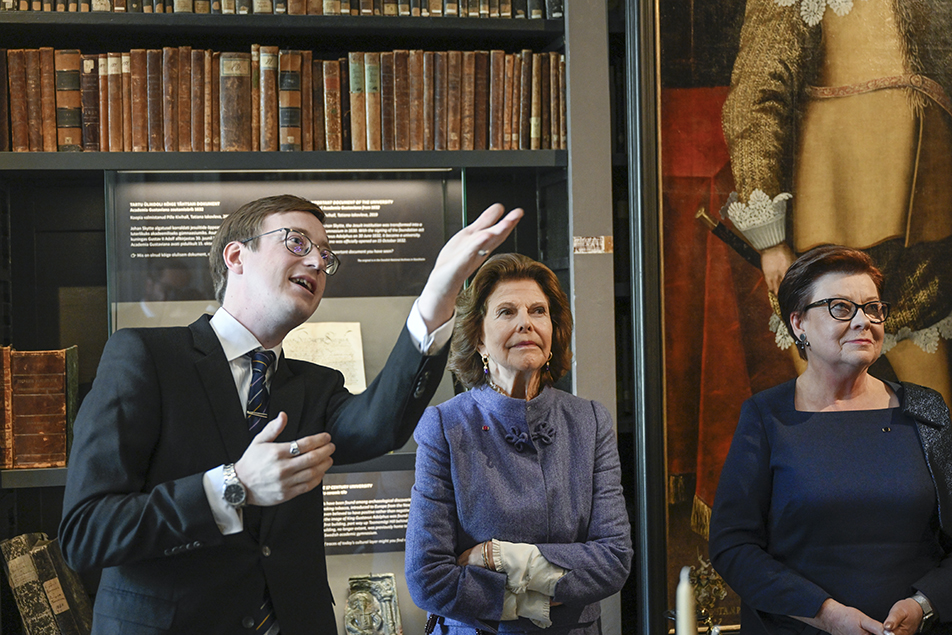Drottning Silvia och Estlands presidentfru Sirje Karis visades runt av kuratorn Ken Ird i The University of Tartu Museum.