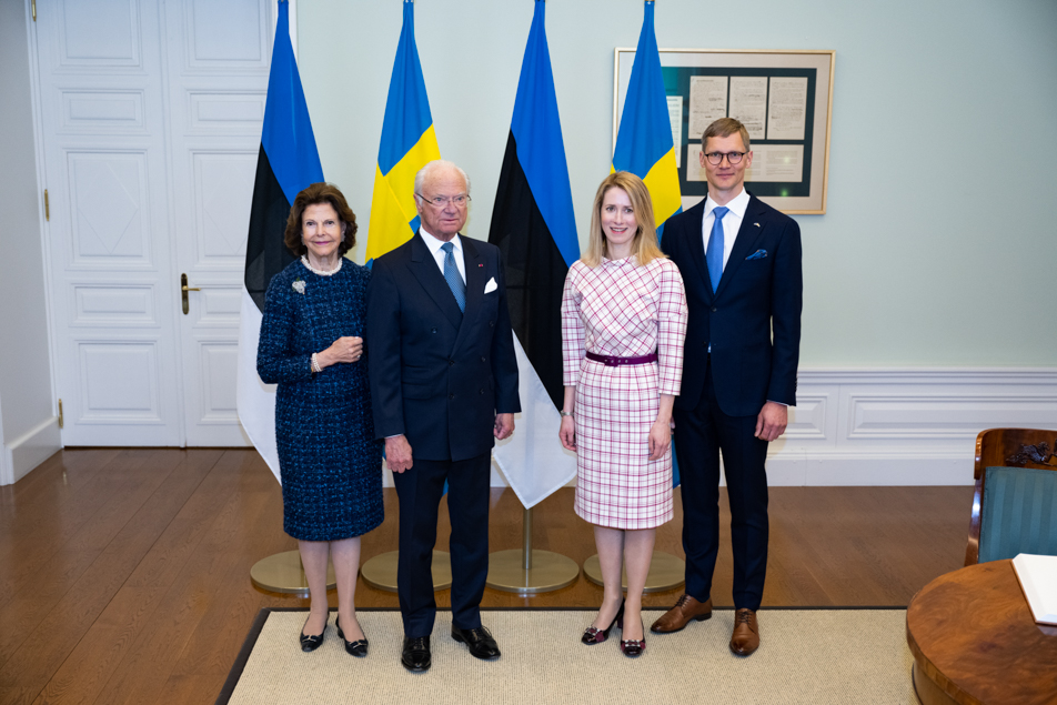 Kungaparet välkomnades till Stenbockska huset av premiärminister Kaja Kallas med make Arvo Hallik.
