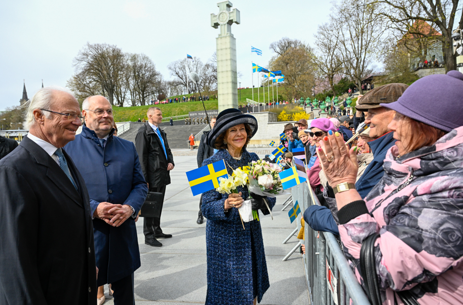 The King and Queen are welcomed by the people of Tallinn. 