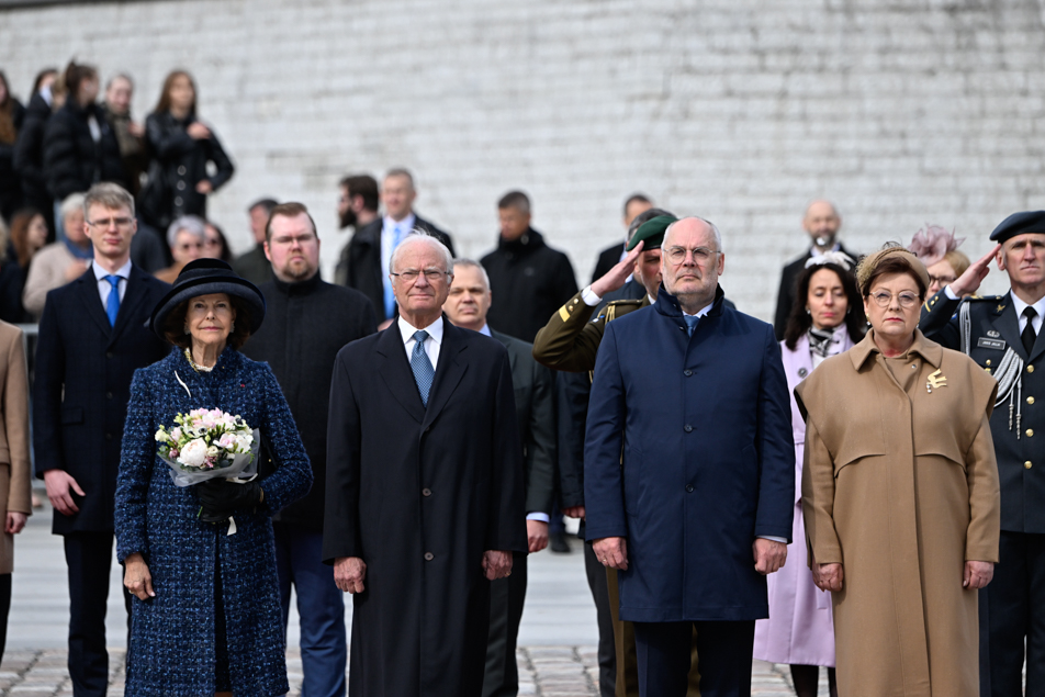 Kungaparet och Estlands presidentpar vid välkomstceremonin på Frihetstorget i Tallinn. 
