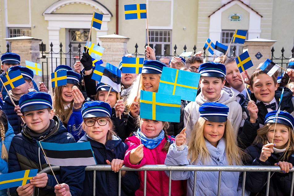 Students outside Gustav Adolf Upper Secondary School during The King and Queen's arrival. 