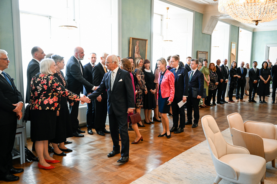 Kungaparet, statsråden och ambassadören hälsar på svenskkolonin.