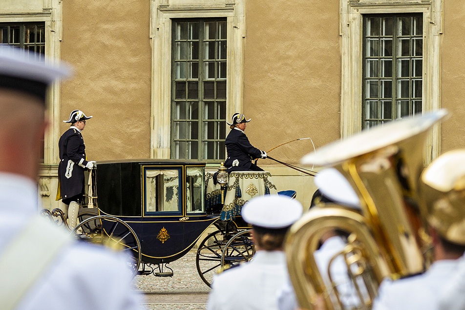 Vid ankomsten till Kungl. Slottets inre borggård togs ambassadörerna emot till toner av försvarsmusiken. 