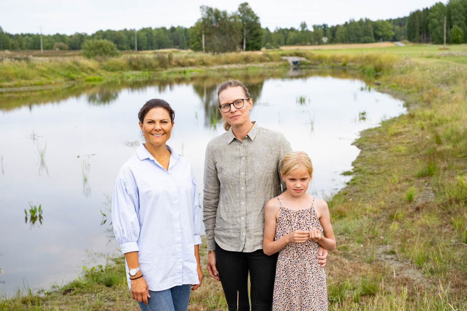 Kronprinsessan tillsammans med lantbrukaren Louise Gårdenborg och hennes dotter Barbro.