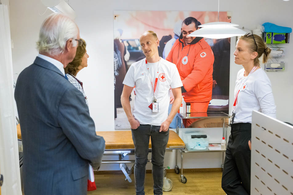 Kungaparet i samtal med enhetschefen och specialistsjuksköterskan Lau Dahlgren Ekegren och distriktsjuksköterska Mathilde Gray på Röda korsets vårdförmedling.