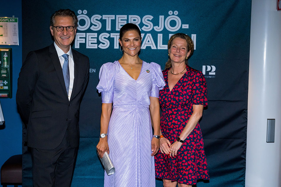Kronprinsessan togs emot av Staffan Becker, Berwaldhallens konsertchef, och Cecilia Benkö, vd för Sveriges Radio.