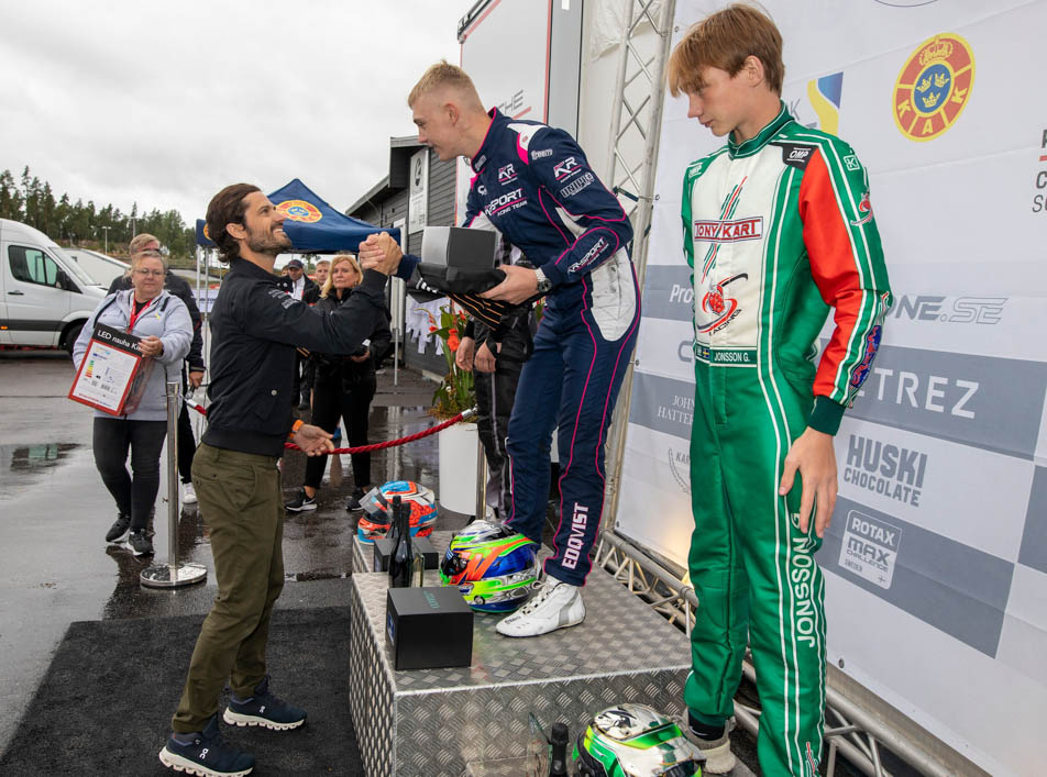Prins Carl Philip delar ut pris till vinnaren Wilgot Edqvist som segrade i Rotax Max Senior. På andra och tredje plats kom Elias Callin och Gustav Jonsson.