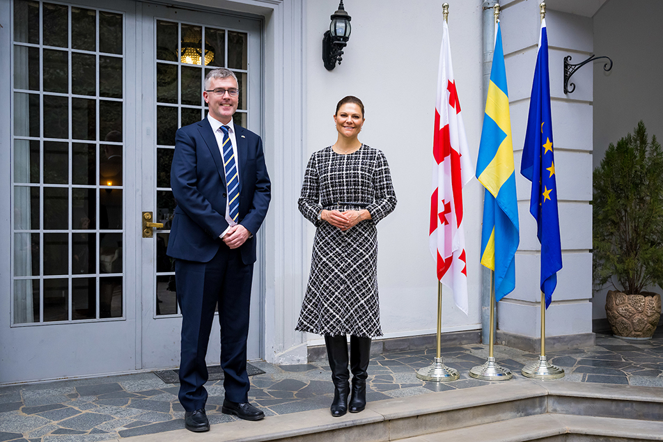 Kronprinsessan tillsammans med ambassadör Ulrik Tideström vid det svenska residenset i Tbilisi.