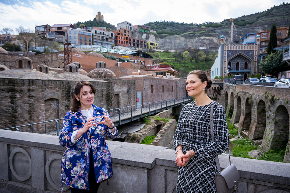 Kronprinsessan vid svavelbaden under en guidad vandring i Tbilisis äldre stadsdelar.