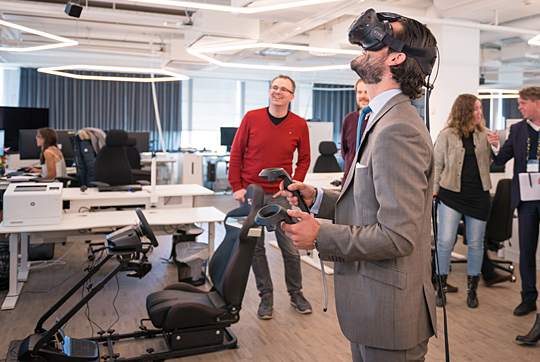 Prins Carl Philip träffade R&D-gruppen SEED under besöket hos DICE. Prinsen provar VR-glasögon samt hur man kan kommunicera via handhållna devicer. 