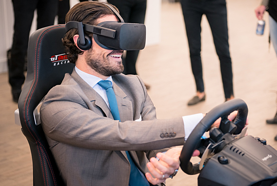 Prins Carl Philip provar racing med VR-glasögon. 