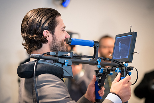 Prins Carl Philip spelar in motion capture i DICE mocap-studio.