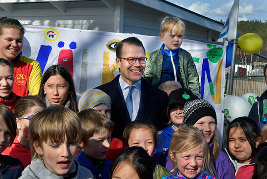 Prinsens tillsammans med elever vid Gullregnsskolan i Kungsbacka.