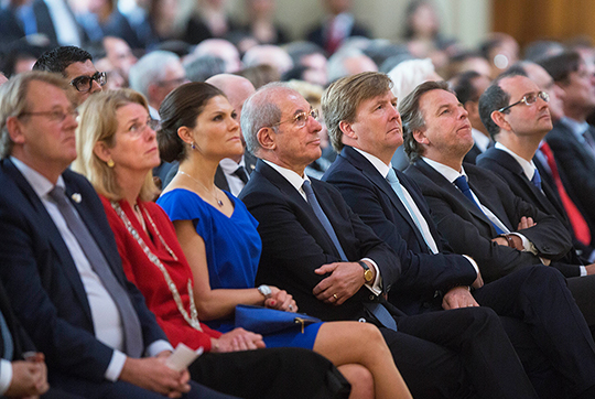 Kronprinsessan tillsammans med bland andra Haags borgmästare Pauline Krikke, OPCW:s generaldirektör Ahmet Üzümcü, Kung Willem-Alexander och Nederländernas utrikesminister Bert Koenders. 