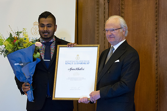 Afnan Khabiri, tränare i fotbollsklubben Jokkmokks SK, tilldelas stipendiet Kompassrosen. 