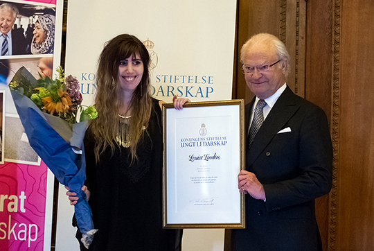 Louise Lindén, grundare till Live Green och Young Innovation HUB, tilldelas stipendiet Kompassrosen. 