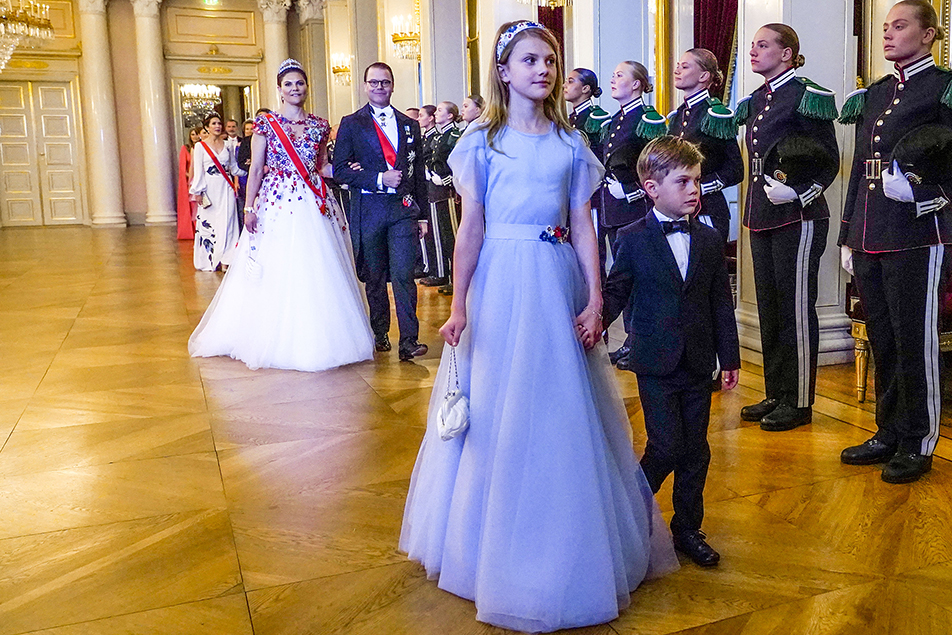 Prinsessan Estelle och Prins Oscar går i procession till galamiddagen genom den stora festsalen.