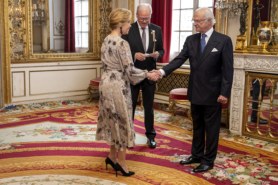 The King welcomes Minister for the Environment Annika Strandhäll in the Victoria Salon. 
