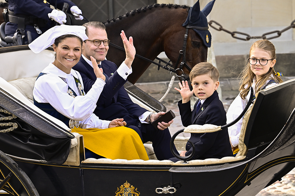 The Crown Princess Family head to Skansen in a horse-drawn carriage. 