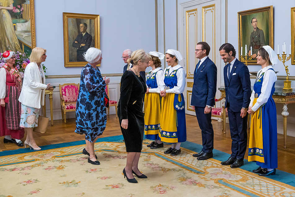 Kungafamiljen tog emot gästerna i Bernadottevåningen på Kungl. Slottet.