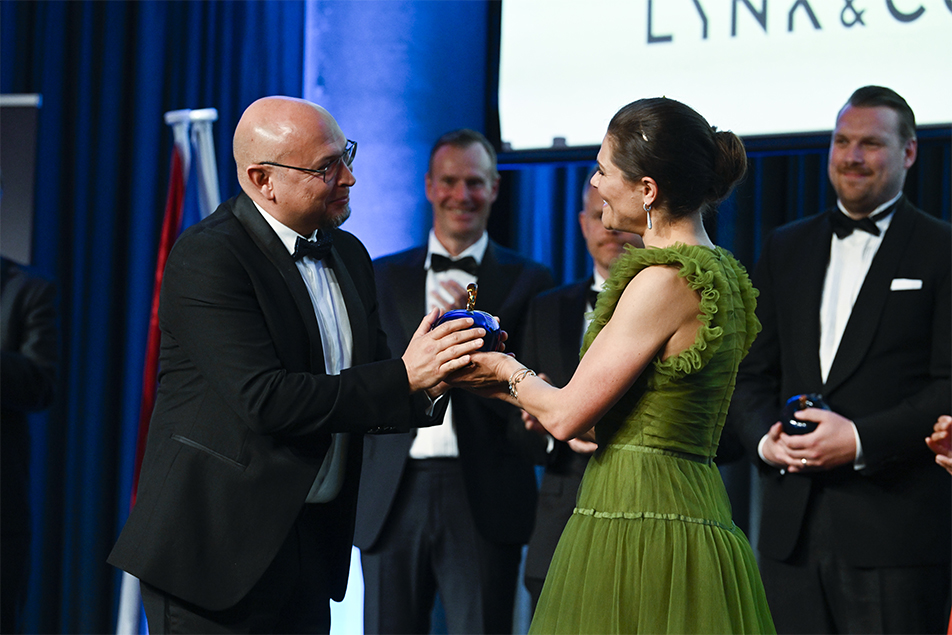 Kronprinsessan delade ut priset ”Swedish Chamber Business Awards” till Evereth Flores, VD för Ericsson i Nederländerna.