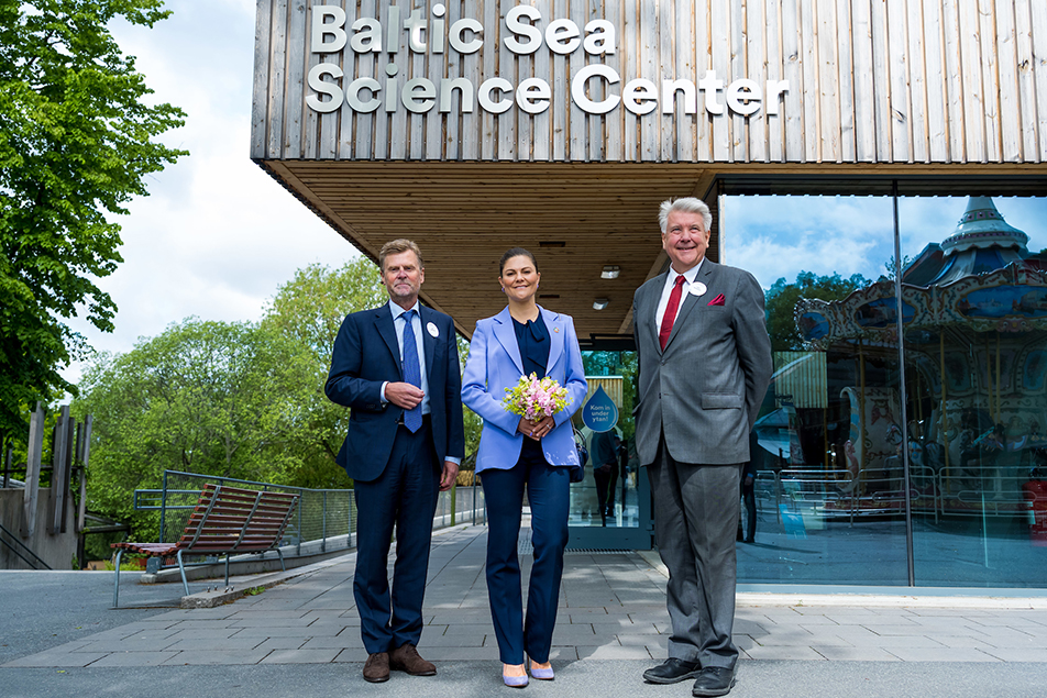 Kronprinsessan tillsammans med Bo Lehander, ordförande för Björn Carlsons Östersjöstiftelse, och John Brattmyhr, Skansenchef.