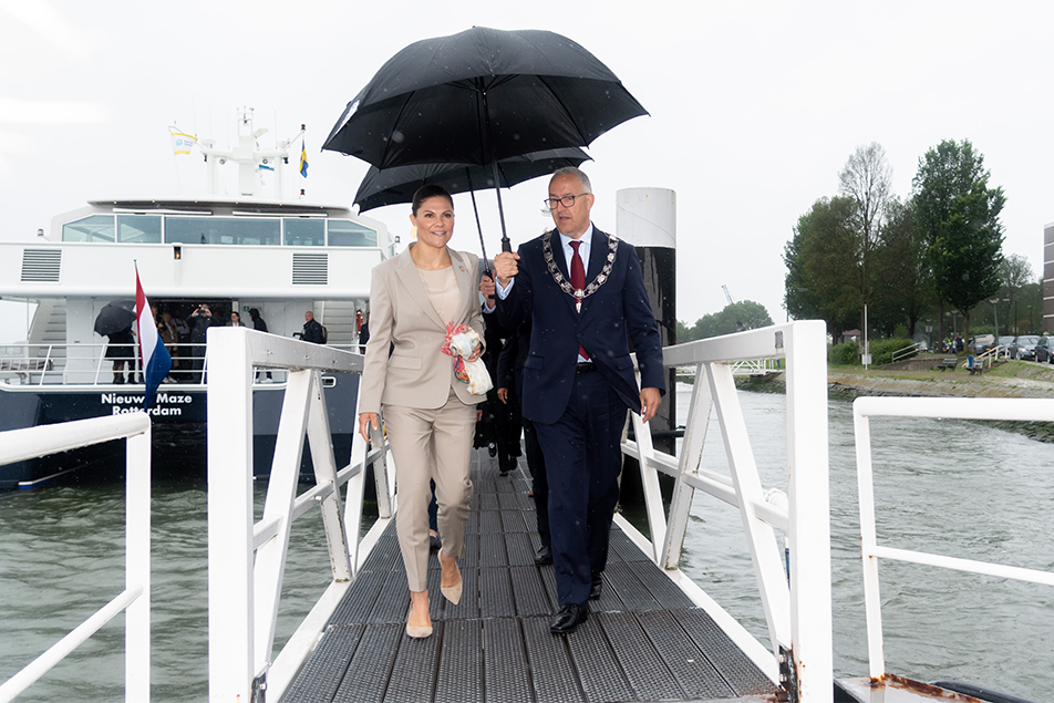 Kronprinsessan och Rotterdams borgmästare Ahmed Aboutaleb i Rotterdams hamn.
