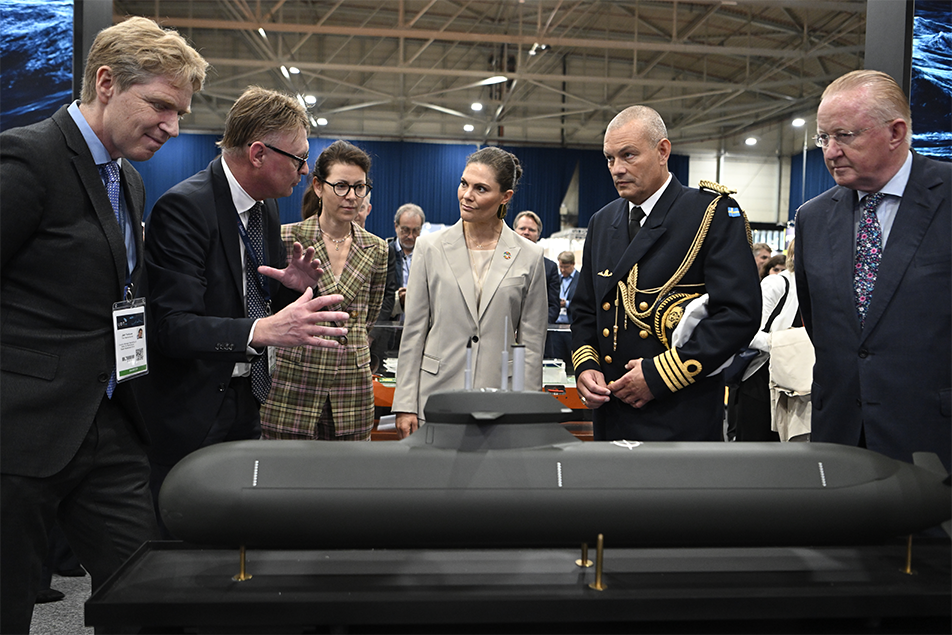Kronprinsessan fick en presentation av bland andra Lars Tossman och Hein van Ameijden kring ubåtssamarbetet mellan Saab Kockums och nederländska Damen Shipyards Group