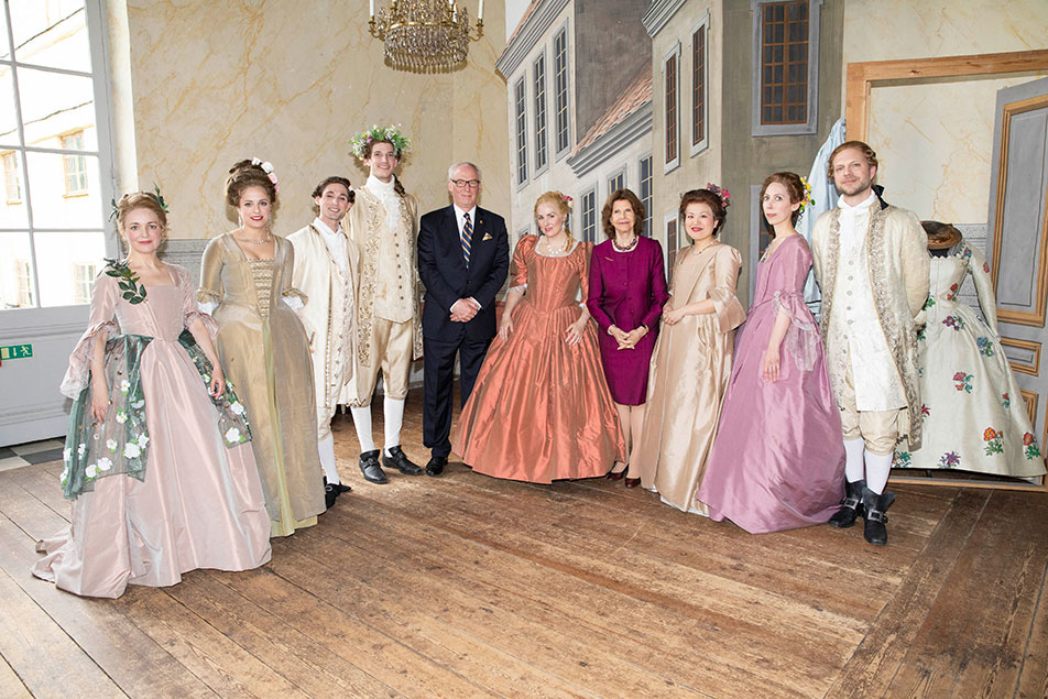 Drottningen tillsammans med medverkande och representanter för Drottningholmsteaterns Vänner.