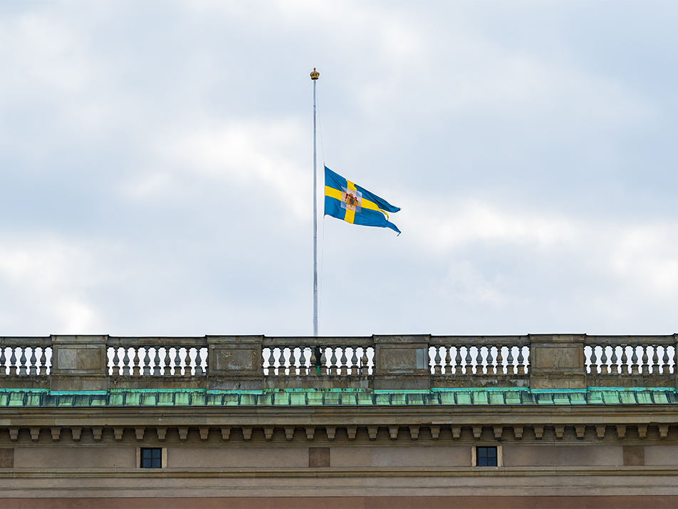 H.M. Konungen hade beslutat att flaggning skulle ske på halv stång på Kungl. Slottet under begravningsdagen. 