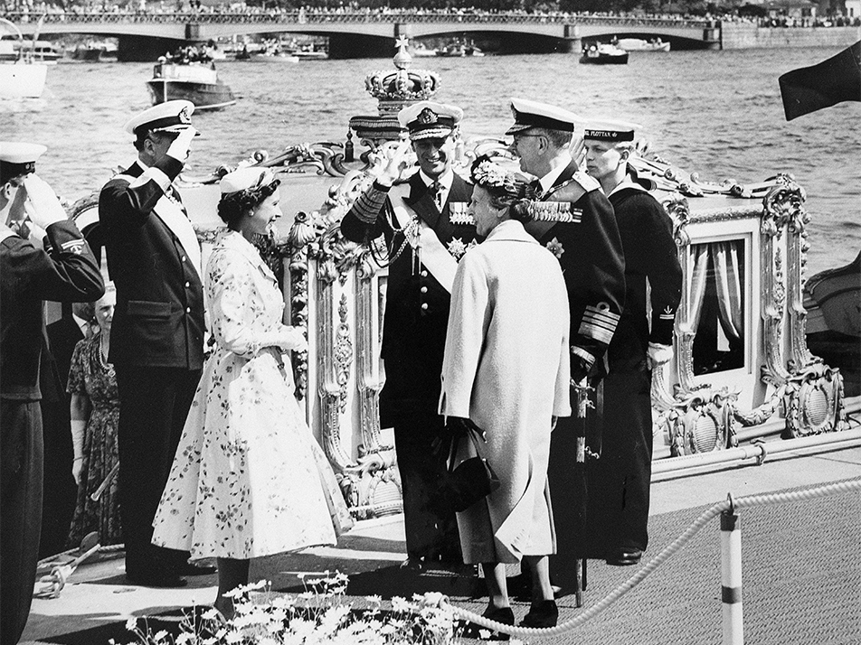 Vid det brittiska statsbesöket till Sverige 1956 ankom de höga gästerna sjövägen. När HMY Britannia ankrat upp på Strömmen gick Vasaorden upp till fallrepet för att därefter ro Drottning Elisabeth och Hertigen av Edinburgh till Logårdstrappan nedanför Kungl. Slottet, där kung Gustaf VI Adolf och drottning Louise väntade. 