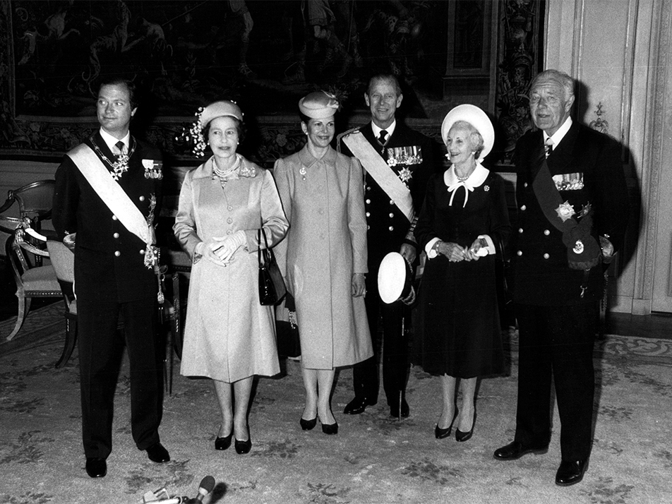 Familjefotografering i Kungl. Slottets stora gästvåning 25 maj 1983. Från vänster: Kungen, Drottning Elisabeth, Drottningen, Prins Philip, prinsessan Lilian och prins Bertil. 
