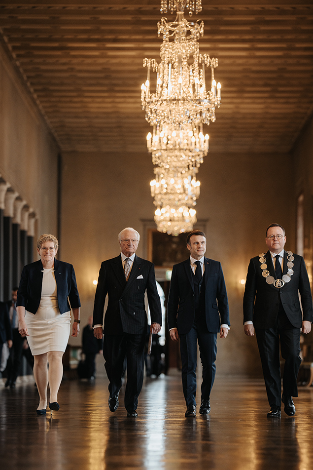 Kungen och president Macron välkomnades till Stadshuset av kommunstyrelsens ordförande Karin Wanngård och kommunfullmäktiges ordförande Olle Burell.