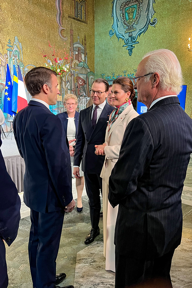 Kungen och Kronprinsessparet tillsammans med president Macron i Stadshuset.