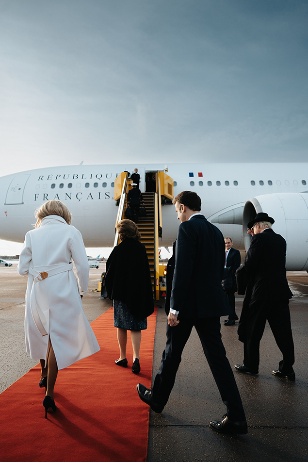 The King and Queen and the Presidential couple board the plane for Skåne. 