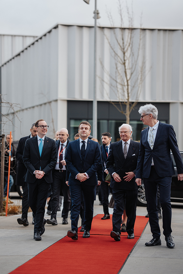 The King and President Macron are welcomed to the ESS research facility in Lund.