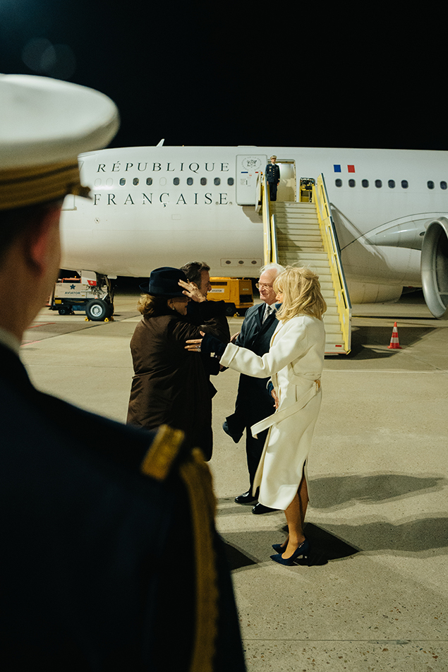 Kungaparet tar farväl av president Macron och fru Brigitte Macron.