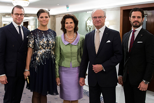 Prins Daniel, Kronprinsessan, Drottningen, Kungen och Prins Carl Philip vid ankomsten till Grand Hôtel.