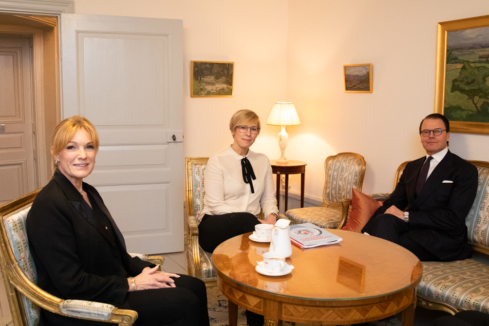 Prins Daniel tillsammans med Hjärt-Lungfondens generalsekreterare Kristina Sparreljung och kommunikationschef Jenny Kölfors.