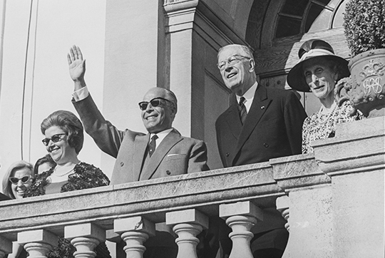 Senaste statsbesöket från Tunisien ägde rum 1963 då president Habib Bourguiba besökte Sverige efter inbjudan av kung Gustaf VI Adolf. Bilden är tagen vid Drottningholms slott, från vänster: Madame Bourguiba, president Bourguiba, Gustaf VI Adolf och drottning Louise.