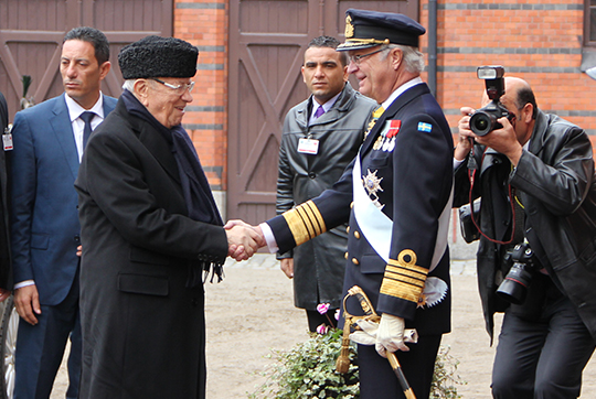 Kungen välkomnar president Essebsi vid Hovstallet.