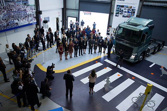 Kronprinsessparet och infrastrukturminister Anna Johansson fick en visning av Volvos anläggning i Lurin, södra Lima.