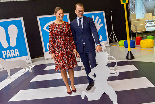 Under besöket på Volvo fick Kronprinsessparet bland annat ta del av företagets arbete med trafiksäkerhet för barn.