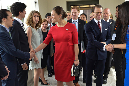 Kronprinsessan och Prins Daniel hälsar på studenter vid Limas universitet, Universidad de Lima.